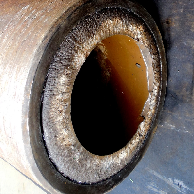Aspect of the fracture surface of the pin, still assembled in the box (that is externally to the pin). The pin fracture is flat, presenting radial marks.