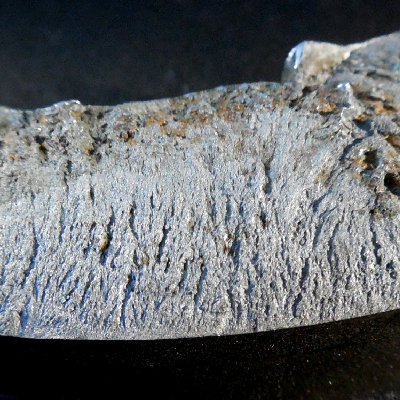 Detail of the flat fracture surface of the pin, after disassembling from the TJ box. ID in the top and OD in the bottom of the figure. Radial marks are clear in the fracture surface.