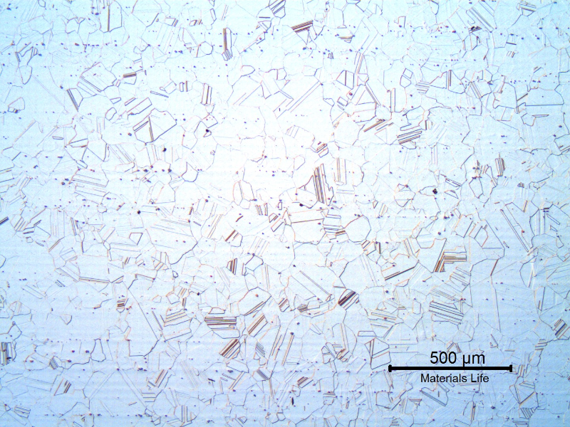 The micrography of a longitudinal section of the bolt, in the center of the thickness (ND 1/2"), shows an equiaxial granular structure. Although the material was hardened by heat treatment (solution annealing and aging), the microstructure at this magnification does not reveal the intragranular precipitation.