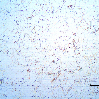 The micrography of a longitudinal section of the bolt, in the center of the thickness (ND 1/2"), shows an equiaxial granular structure. Although the material was hardened by heat treatment (solution annealing and aging), the microstructure at this magnification does not reveal the intragranular precipitation.