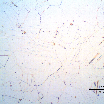 Micrographic detail of a longitudinal section of the bolt, in the center of the thickness (ND 1/2"). Although the material was hardened by heat treatment (solution annealing and aging), the microstructure observed by optical microscopy does not reveal the intragranular precipitation.