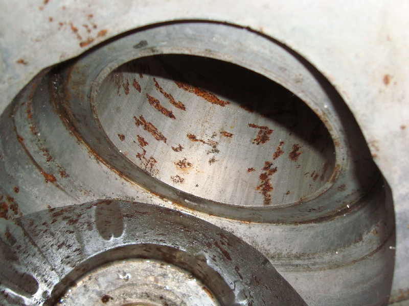 Aspect of the inner side of a valve body, showing regions of localized corrosion and rust, not expected for this stainless steel.