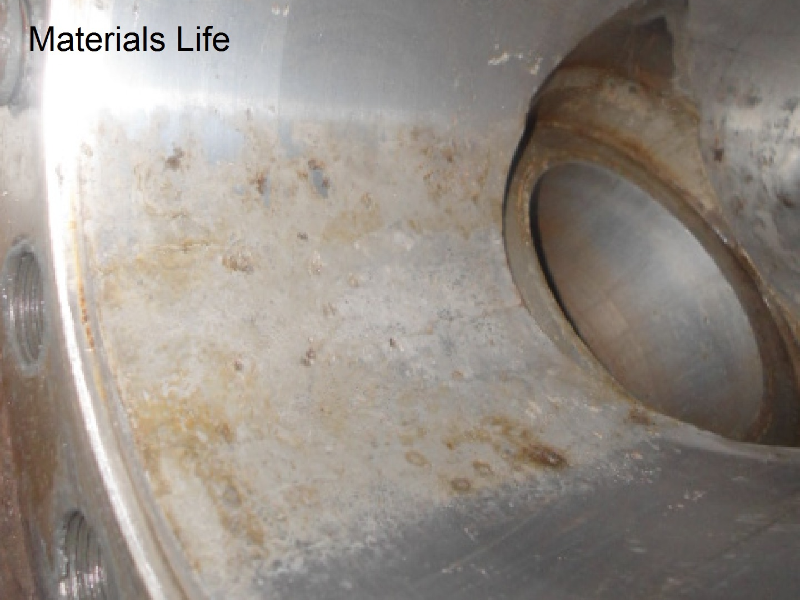 Evidences of a stagnated fluid in the internal surface of the valve body.