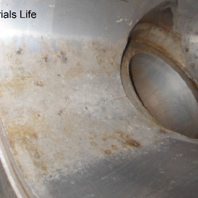 Evidences of a stagnated fluid in the internal surface of the valve body.