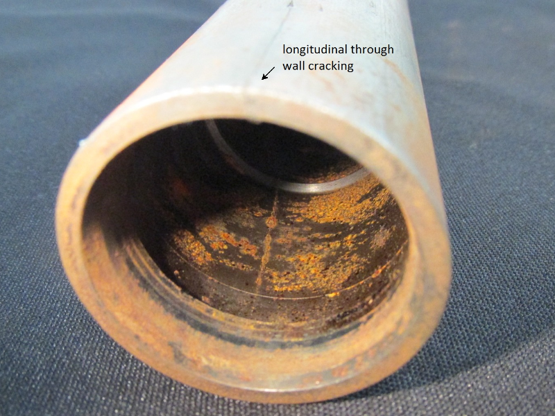 The tool housing ID 1 1/2" presented a longitudinal through wall cracking, in two positions at 180°.  
The internal side of the housing presented several pits.