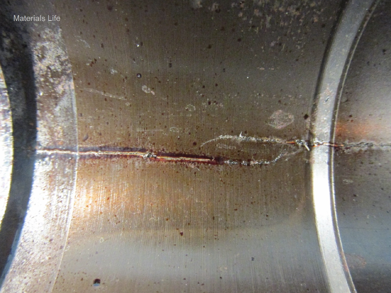 Aspect of the internal side of the housing presenting multiple cracks in longitudinal direction.