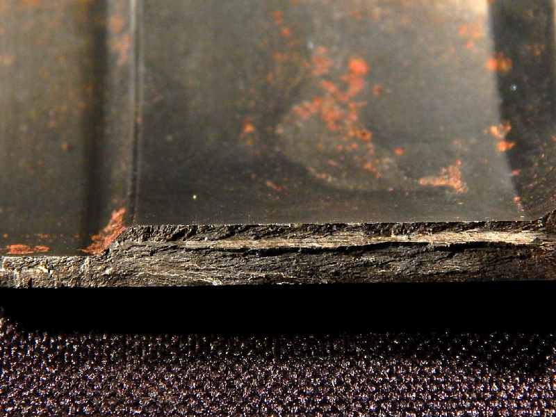 Aspect of the housing after opening the through wall cracking. The fracture is brittle and presents chevron marks.