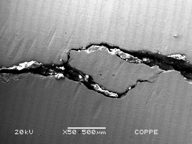 Aspect by scanning electron microscopy of the cracking at the external surface of the fitting.
