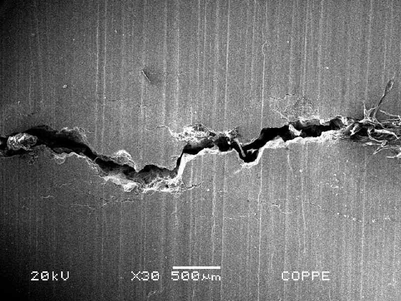 Aspect by scanning electron microscopy of the cracking at the internal surface of the fitting.