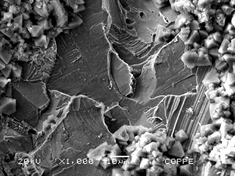 The through wall cracking was opened by citting the two sides and the aspect was characterized by SEM.  Although there was a film at the fracture surface, probably because the fitting was removed from service some time after it was leaking, the fracture micromechanism is by quasecleavage, typical of a stress corrosion cracking.