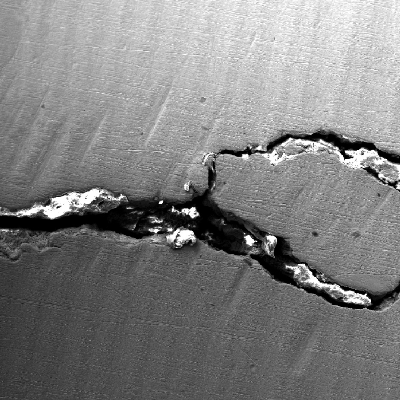 Aspect by scanning electron microscopy of the cracking at the external surface of the fitting.
