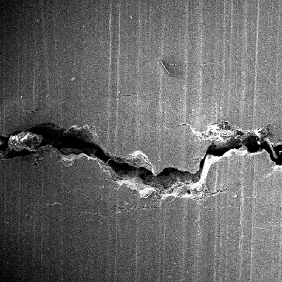 Aspect by scanning electron microscopy of the cracking at the internal surface of the fitting.