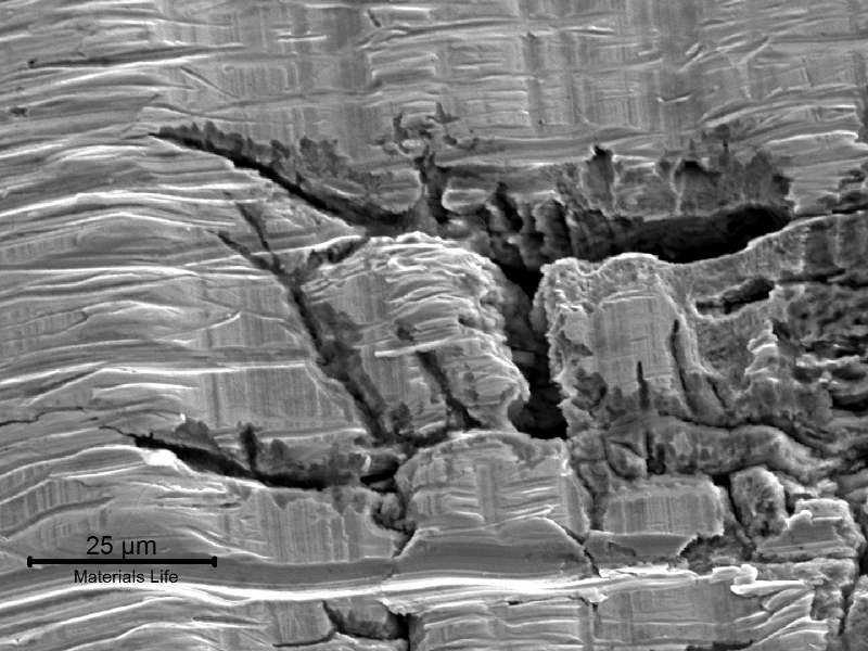 Detail of one region that had the passivation layer destroyed and presented corrosion cracks.