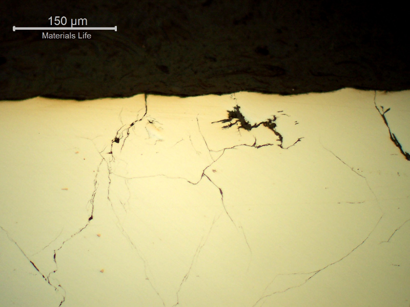 As polished micrography of the hydraulic line sample in the longitudinal section, close to the outer diameter, showing that the cracks are branched and thin, opened to the external surface.