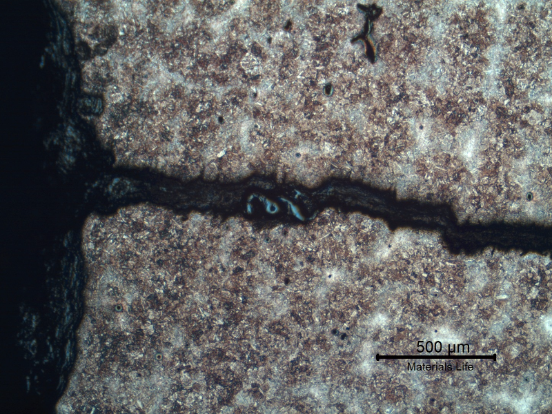 Micrography of the secondary crack, paralel to fracture, starting from the internal diameter of the padeye. The crack propagates in an interdendritic morphology, interconnecting casting defects.