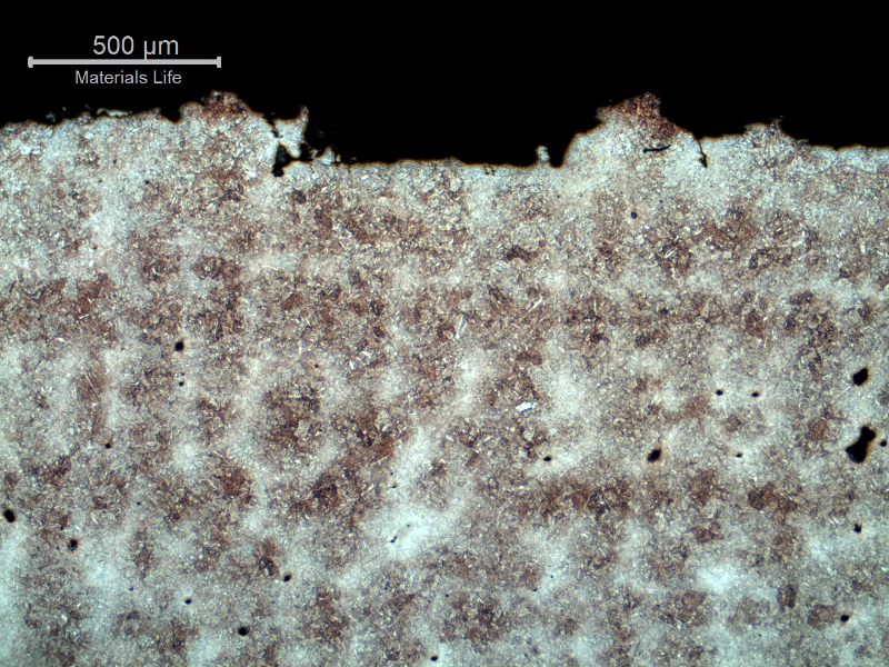 Micrography transverse to the fracture surface (in the top of the figure). The fracture is brittle and follows the interdendritic spaces, since these regions where the positions where there were casting defects.