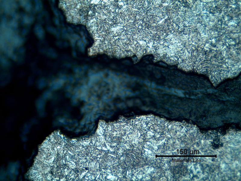 Micrographic detail of the secondary crack, paralel to fracture, at the internal diameter of the padeye.  The microstructure is martensitic.