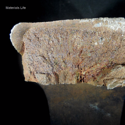 Aspect of the fracture surface, showing a brittle morphology.  Flat fracture with chevron marks from regions close to the internal diameter of the padeye, where there are secondary cracks.
