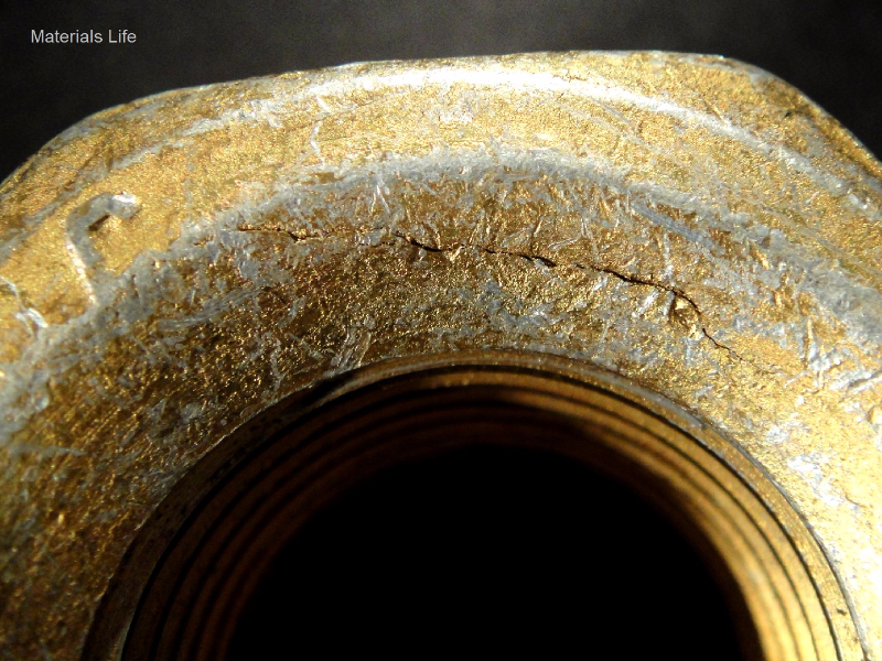 Aspect in detail of the 1 1/8" 2H nut face, presenting rejectable indications that appear like cracks.