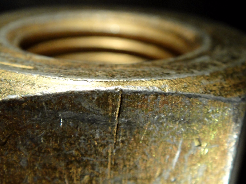 The general aspect of the lateral side of the 1 1/8" 2H nut, presenting a rejectable indication that looks like a straight crack.