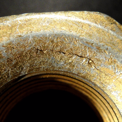 Aspect in detail of the 1 1/8" 2H nut face, presenting rejectable indications that appear like cracks.