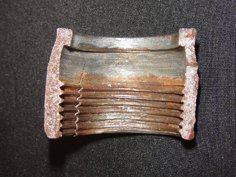 Aspect of the internal side of the connector. The fracture, in the longitudinal direction, presents a brittle aspect. The thickness of the connector is about 2 mm.