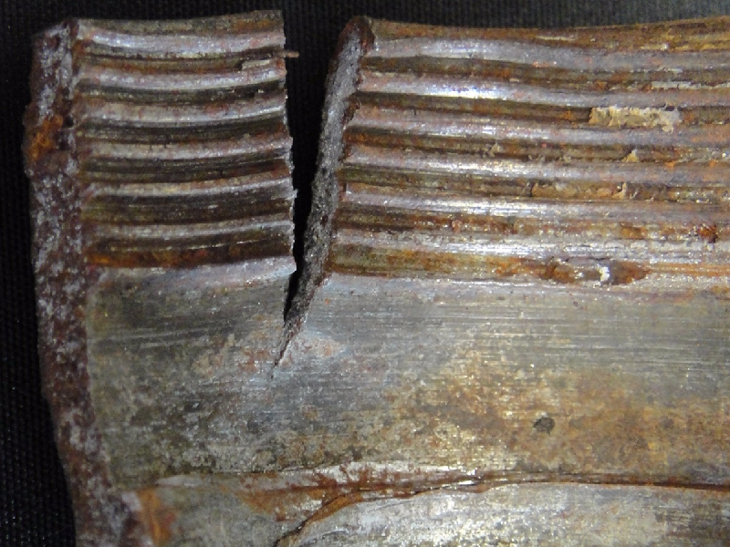 Macroscopic detail of the brittle fracture, in the longitudinal direction.