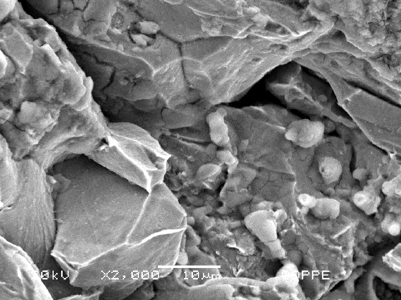 Details of the intergranular fracture, probably associated to cementite at grain boundaries.