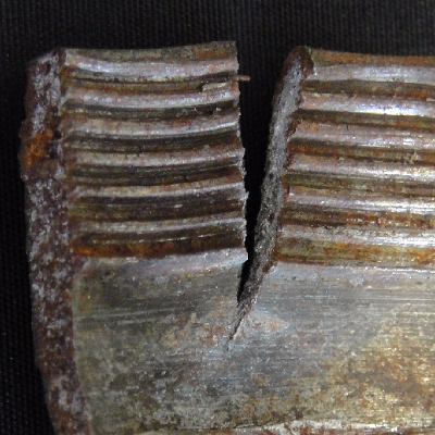 Macroscopic detail of the brittle fracture, in the longitudinal direction.