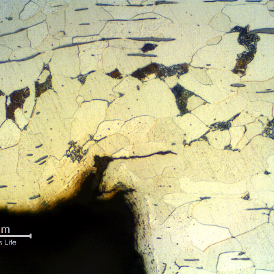 Micrographic detail of a cracking with inclusions decohesion at the bottom of the thread.