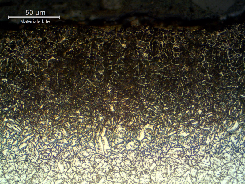 Micrographic detail of the longitudinal section of the tube, close to the external surface.
The carburizing layer consists of a bainitic structure, with intergranular and intragranular carbide precipitation.