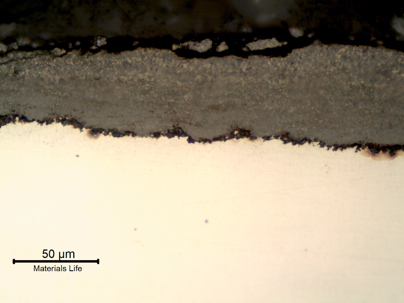 Micrographic detail of the longitudinal section of the tube, close to the external surface, presenting a thick deposit.