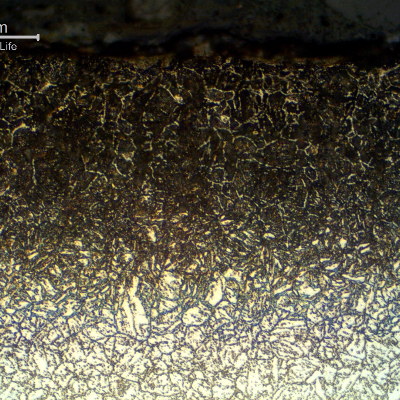 Micrographic detail of the longitudinal section of the tube, close to the external surface. 
The carburizing layer consists of a bainitic structure, with intergranular and intragranular carbide precipitation.