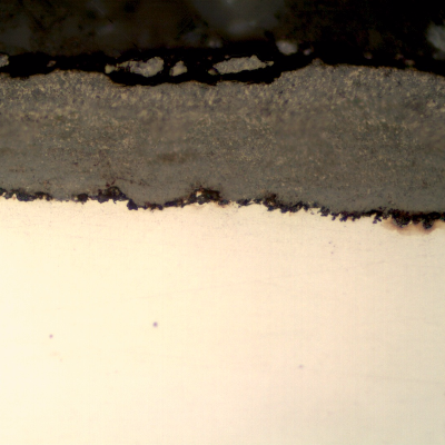 Micrographic detail of the longitudinal section of the tube, close to the external surface, presenting a thick deposit.