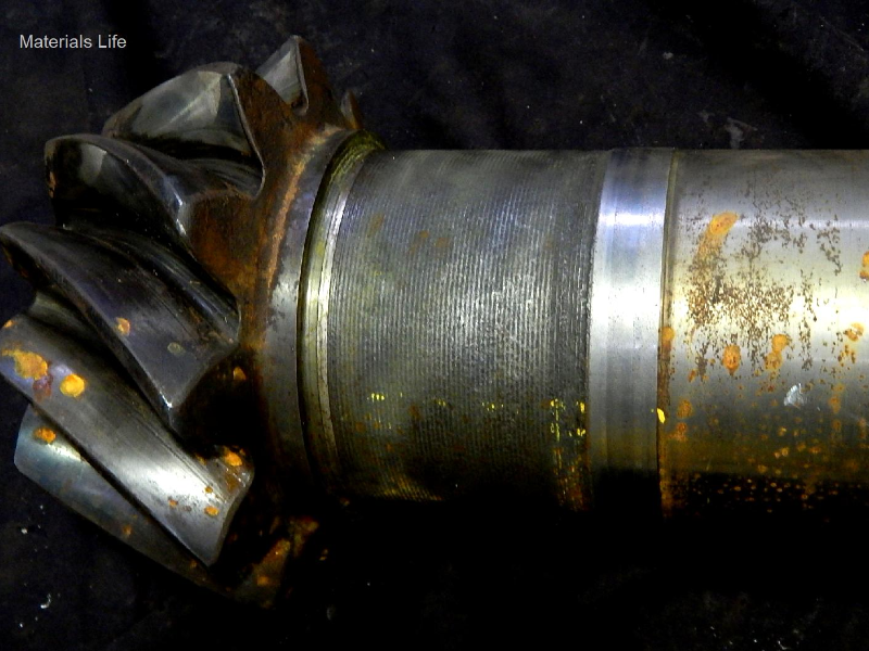 Shaft pinion presenting the bearing surface, with machining markes, from where the thermal spray layer was detached.  The diameter of the 880 mm long shaft in this region is about 75 mm.