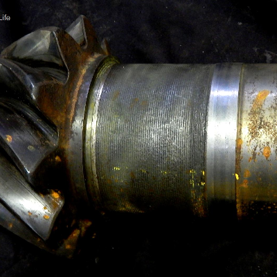 Shaft pinion presenting the bearing surface, with machining markes, from where the thermal spray layer was detached.  The diameter of the 880 mm long shaft in this region is about 75 mm.