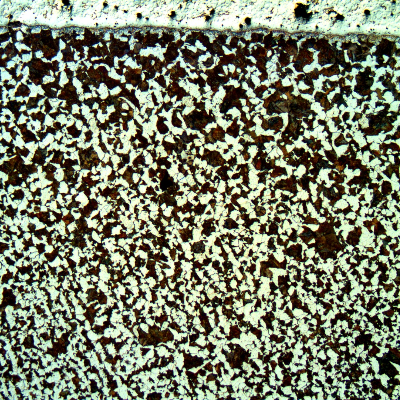 Low magnification micrography of the interface between the pin and the spray and fuse layer. Close to the surface, under the layer, the pin presents a ferritic perlitic structure, non conform with the high strenght requirement. Transverse section.