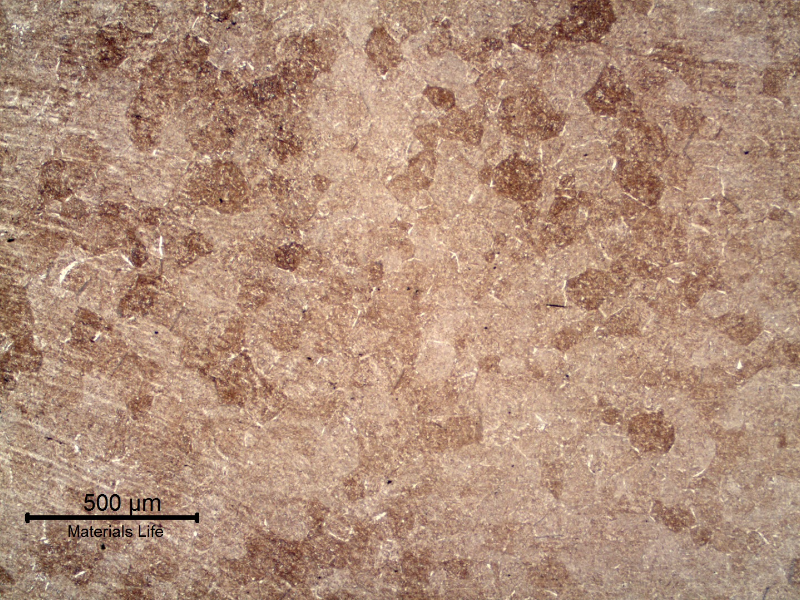 Micrography of a longitudinal section of a 4 mm diameter wire, in the center of the autogenously welded joint, presenting the alignment of the structure (left side of the figure) changing its direction due to the pressure between the parts during the welding.  In the center of the weld (right side of the figure) there is a grain growth of the previous austenite structure.