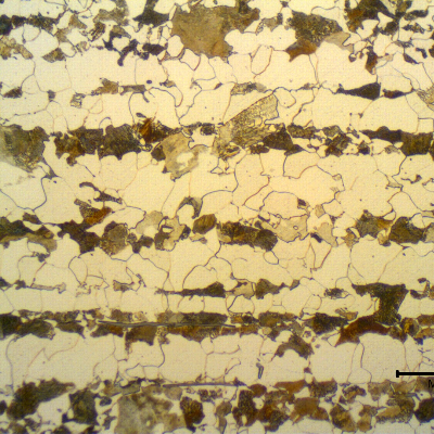 Micrographic detail of a transverse section of the tubing, in the center of the thickness. Ferritic-pearlitic structure. Pearlite colonies in bands.