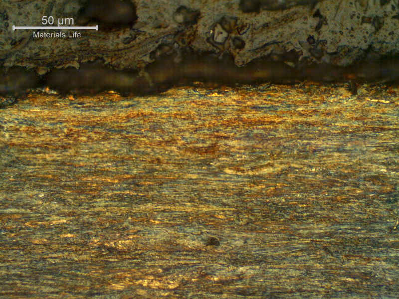 Micrographic detail of a longitudinal section of the strand internal layer, wire 2.6 mm diameter, at the surface, showing that it presents no protective layer (not galvanized nor plated) and the microstructure is pearlitic, strain hardened.