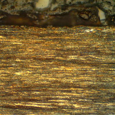 Micrographic detail of a longitudinal section of the core wire, 2.0 mm diameter, at the surface of the wire, showing that it presents no protective layer (not galvanized nor plated) and the microstructure is pearlitic, strain hardened.