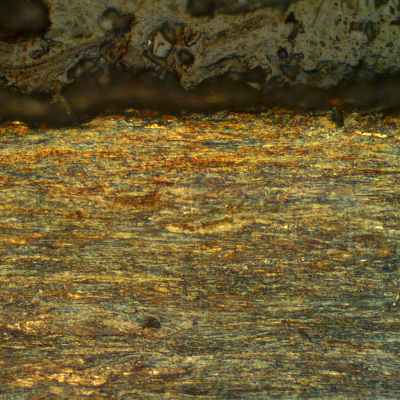 Micrographic detail of a longitudinal section of the strand internal layer, wire 2.6 mm diameter, at the surface, showing that it presents no protective layer (not galvanized nor plated) and the microstructure is pearlitic, strain hardened.