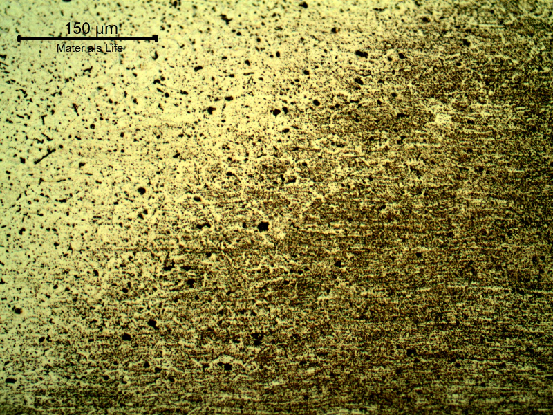 Micrography of the welded joint at the heat affected zone of the flat position, in the last bead (face). Longitudinal section of the plate, transverse to the welded joint.