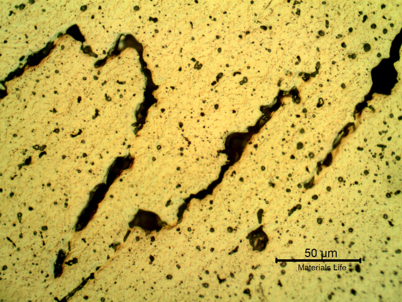 Micrographic detail of the welded joint, at the root, presenting hot cracks. The presence of these defects were responsible for reducing the material strenght (rupturing in lower strenght than the requirements) and ductility (cracking in bending tests).