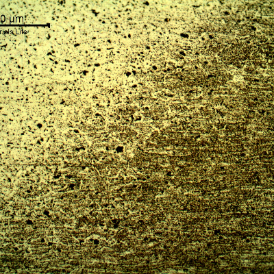 Micrography of the welded joint at the heat affected zone of the flat position, in the last bead (face).  Longitudinal section of the plate, transverse to the welded joint.