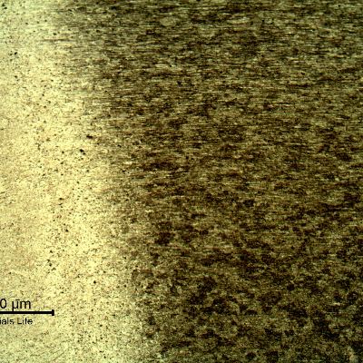 Low magnification micrography of the welded joint at the heat affected zone of the flat position, in the root.  Longitudinal section of the plate, transverse to the welded joint.
