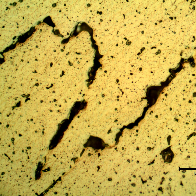 Micrographic detail of the welded joint, at the root, presenting hot cracks.  The presence of these defects were responsible for reducing the material strenght (rupturing in lower strenght than the requirements) and ductility (cracking in bending tests).