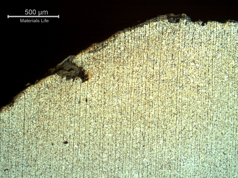 Micrography of the section transverse to the weld, presenting one crack at the edge of the tube.  This is not the best direction of analysis because the cracks are parallel to the analyzed section. It is possible to see the crack from the surface, large and filled with oxides.