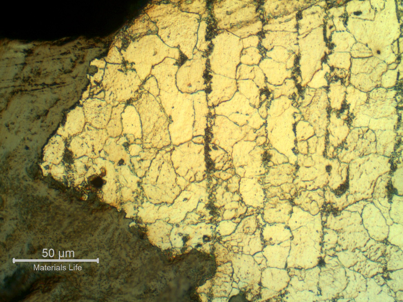 Micrographic detail of the edge of the tube exposed to the combustion gases. The crack is filled with oxides and the tube microstructure shows degradation, the pearlite is losing its lamelar morphology and cementite is precipitating at ferritic grain boundaries.