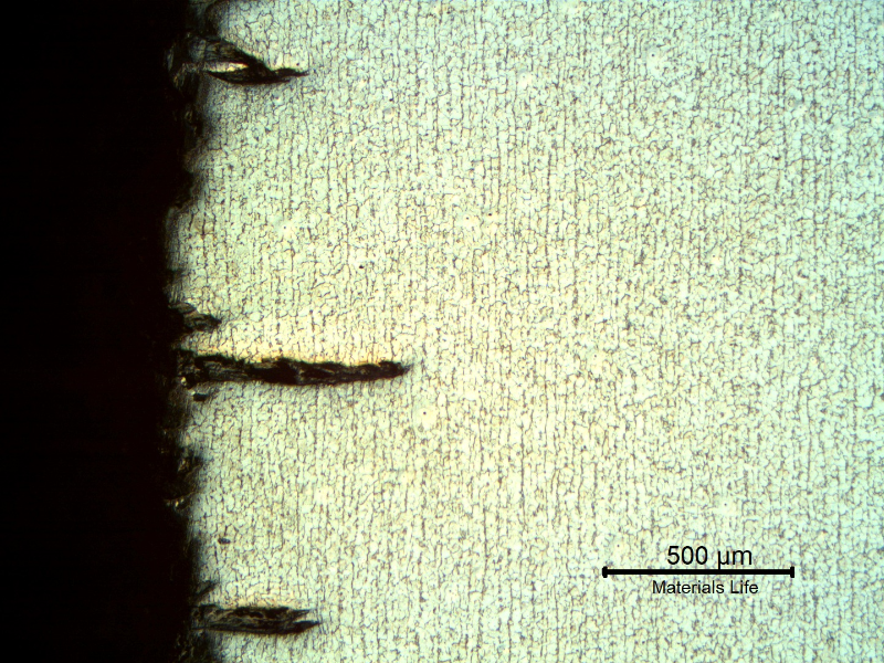 Micrography of the cracking surface, presenting multiple cracks from the edge of the tube, typical of fatigue induced by stresses generated by differential expansion of the pipe in relation to the tubesheet, due to thermal cycles.